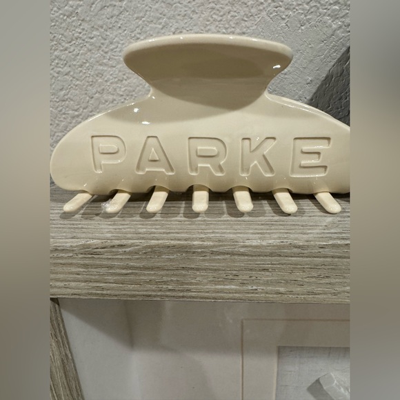 PARKE SOLD OUT Boston Hair clip. New. With pouch. Large - Picture 2 of 3